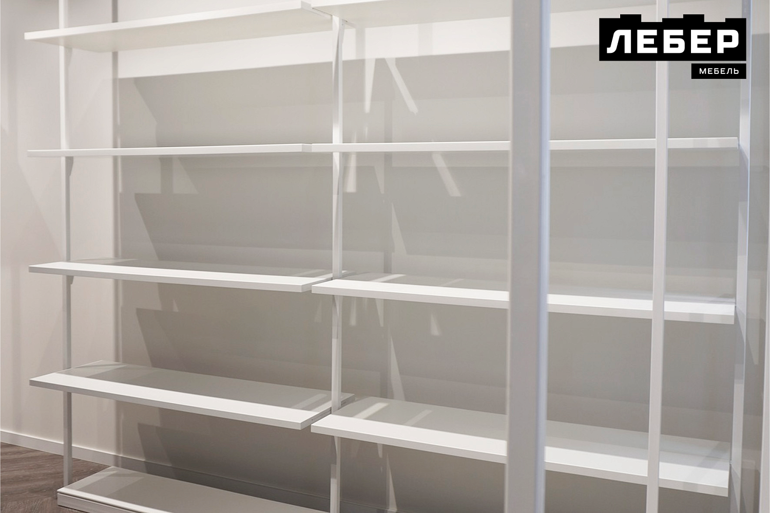 Мебель для шоурума люксового бренда